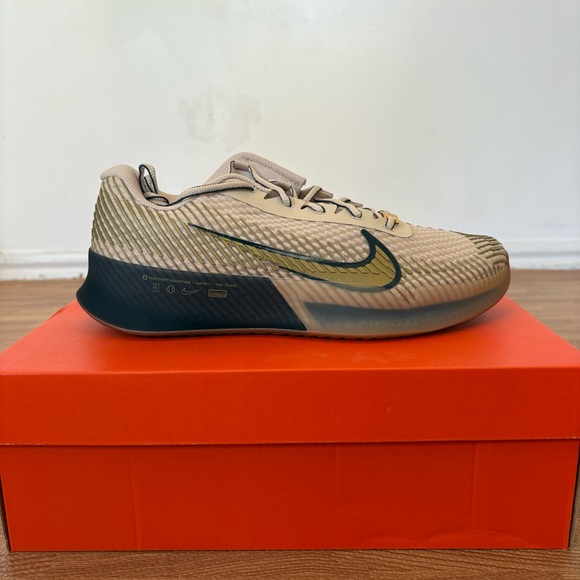 M ZOOM VAPOR 11 HC PRM Sanddrift/Metallic Gold NIKE Tennis Shoe Mens Trainer S 9 - Picture 3 of 16